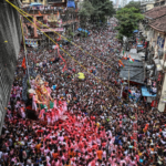 I festeggiamenti iniziano nelle case dei cittadini e nei “Pandals”, una sorta di santuario temporaneo, dove vengono esposte le statue raffiguranti Ganesh. In questa fase le statue vengono ricoperte di doni, come cibo e fiori, e al loro cospetto vengono anche recitate diverse preghiere.