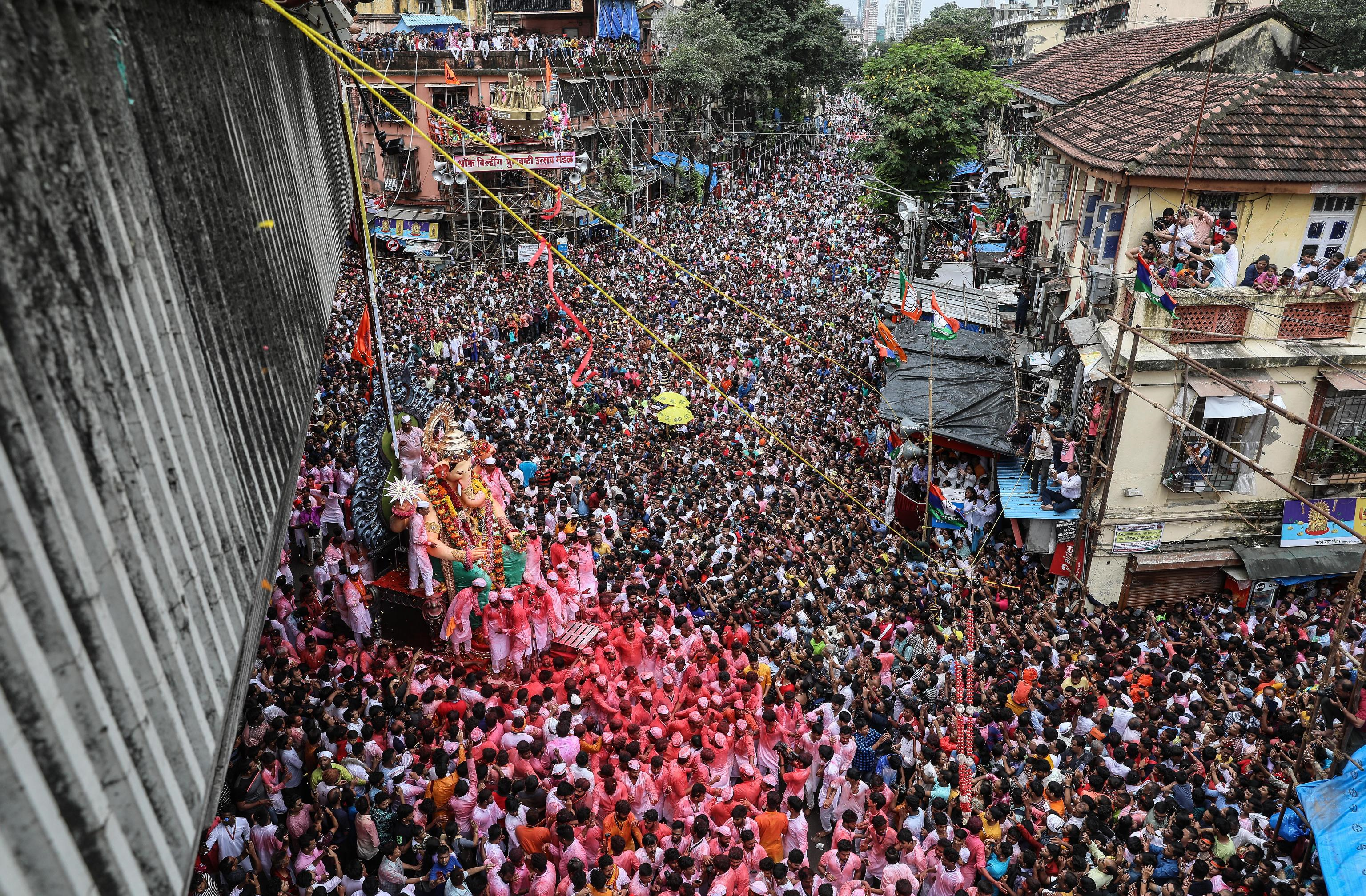 I festeggiamenti iniziano nelle case dei cittadini e nei “Pandals”, una sorta di santuario temporaneo, dove vengono esposte le statue raffiguranti Ganesh. In questa fase le statue vengono ricoperte di doni, come cibo e fiori, e al loro cospetto vengono anche recitate diverse preghiere.