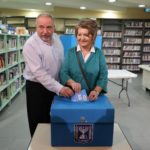 Il leader del partito Yisrael Beiteinu, Avigdor Lieberman, alle urne insieme alla moglie