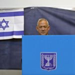Benny Gantz, ex capo delle forze armate israeliane, durante il voto