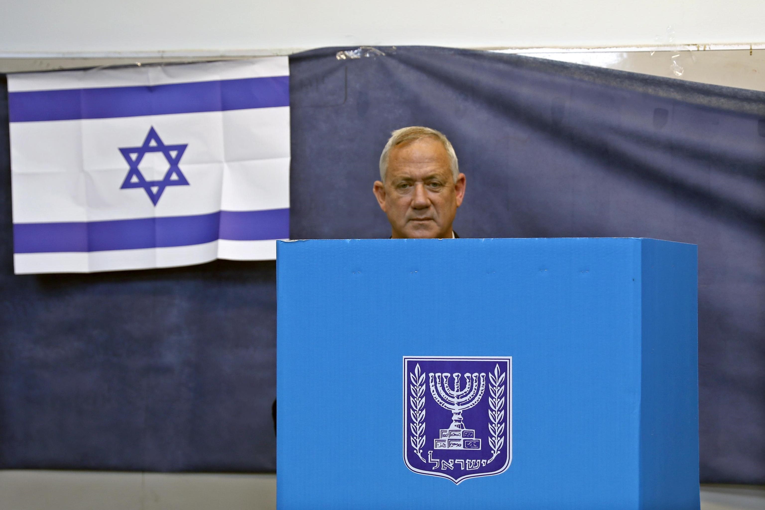Benny Gantz, ex capo delle forze armate israeliane, durante il voto