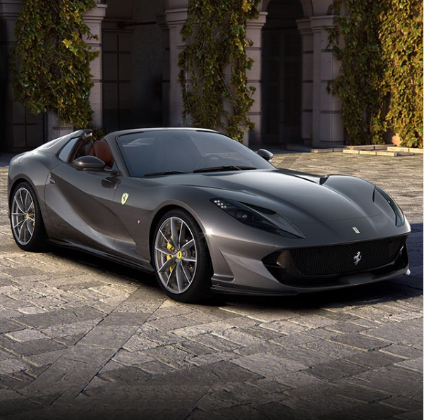 La Ferrari introduce un nuovo modello nelle file delle spider: la 812GTS. Il nuovo modello vanta la presenza di un motore anteriore 6.5 V12 aspirato, con 800 cavalli di potenza La Ferrari introduce un nuovo modello nelle file delle spider: la 812GTS. Il nuovo modello vanta la presenza di un motore anteriore 6.5 V12 aspirato, con 800 cavalli di potenza