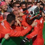 Charles Leclerc festeggiato dai meccanici Ferrari sotto il podio Charles Leclerc festeggiato dai meccanici Ferrari sotto il podio