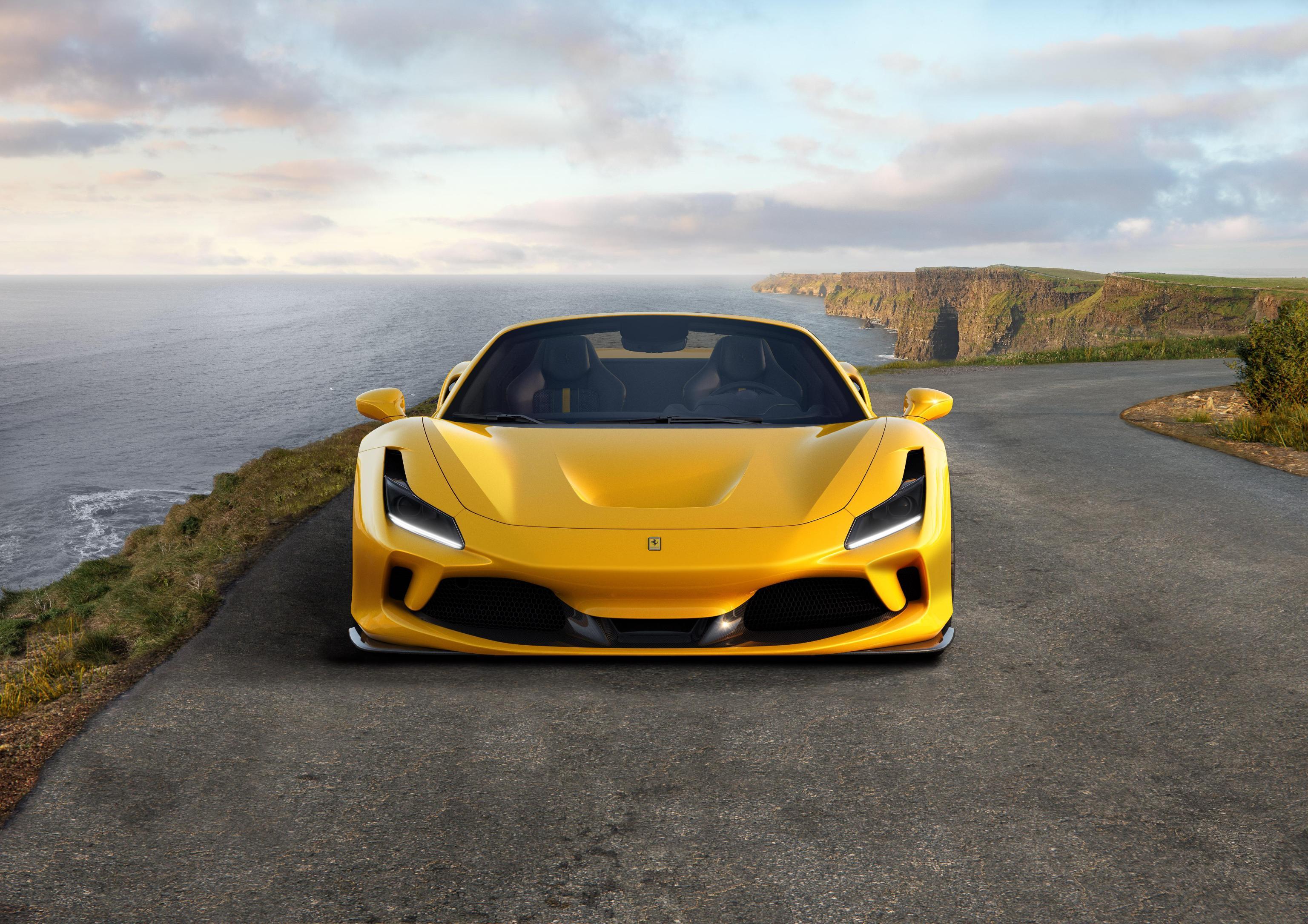 La Ferrari svela un nuovo modello: la F8 Spider. L'auto ha il pregio principale di erogare i suoi 720 cavalli di potenza in maniera istantanea, senza turbo lag, e di mantenere il sound unico del V8. La nuova Ferrari è più leggera di 20 kg rispetto al modello precedente La Ferrari svela un nuovo modello: la F8 Spider. L'auto ha il pregio principale di erogare i suoi 720 cavalli di potenza in maniera istantanea, senza turbo lag, e di mantenere il sound unico del V8. La nuova Ferrari è più leggera di 20 kg rispetto al modello precedente