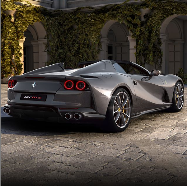 Stilisticamente la 812 GTS ha una silhouette slanciata, perfetto connubio tra sportività ed eleganza. La musa ispiratrice è la leggendaria 365 GTB4 (Daytona) del 1968 Stilisticamente la 812 GTS ha una silhouette slanciata, perfetto connubio tra sportività ed eleganza. La musa ispiratrice è la leggendaria 365 GTB4 (Daytona) del 1968