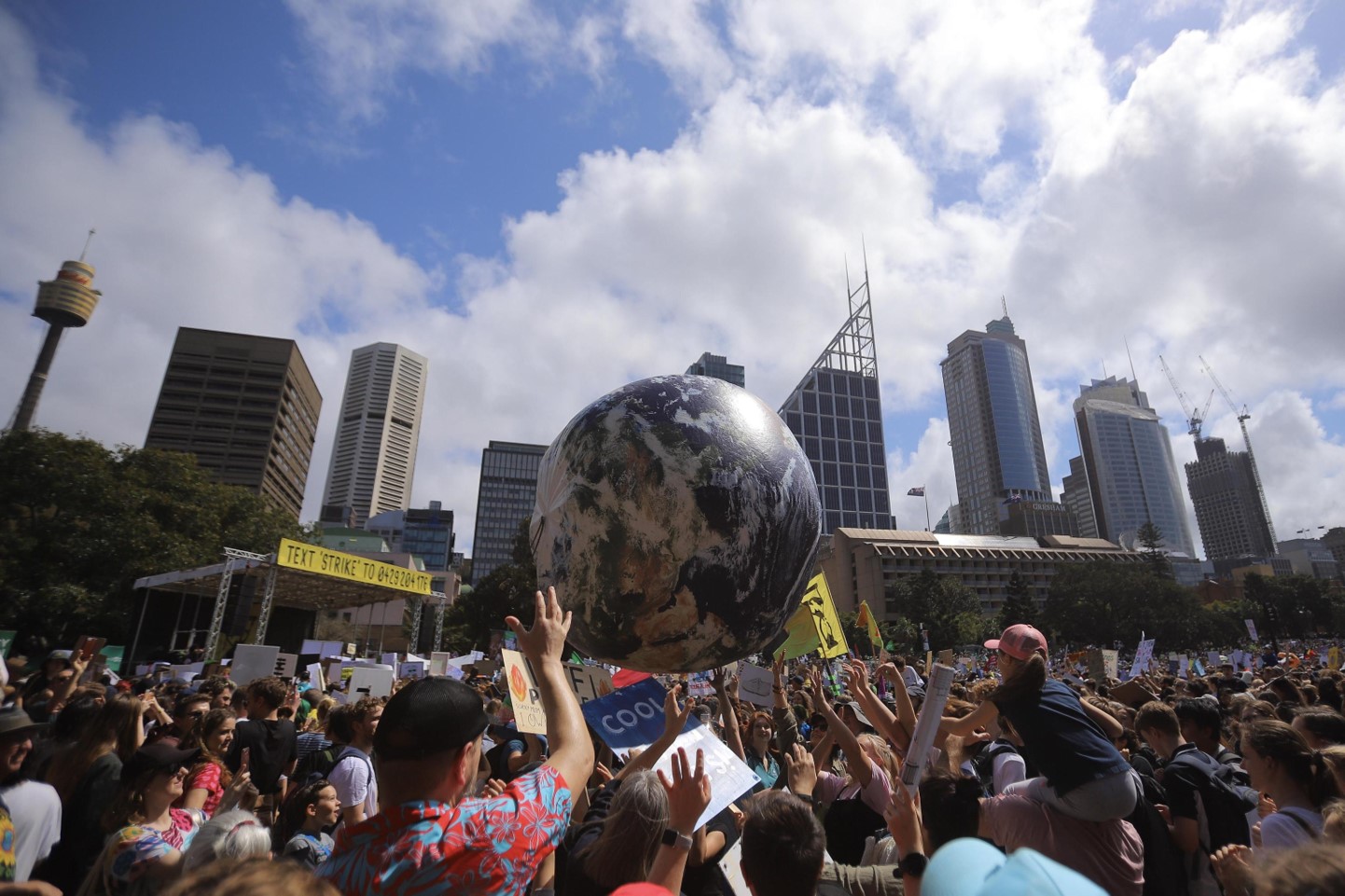 Manifestanti a Sydney, in Australia, in piazza per il Global Strike for Climate