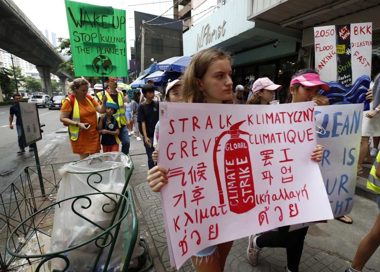 Un gruppo di manifestanti marcia verso il ministero dell'Ambiente a Bangkok, in Thailandia