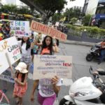 Bambine e ragazze sfilano in Thailandia contro il surriscaldamento globale