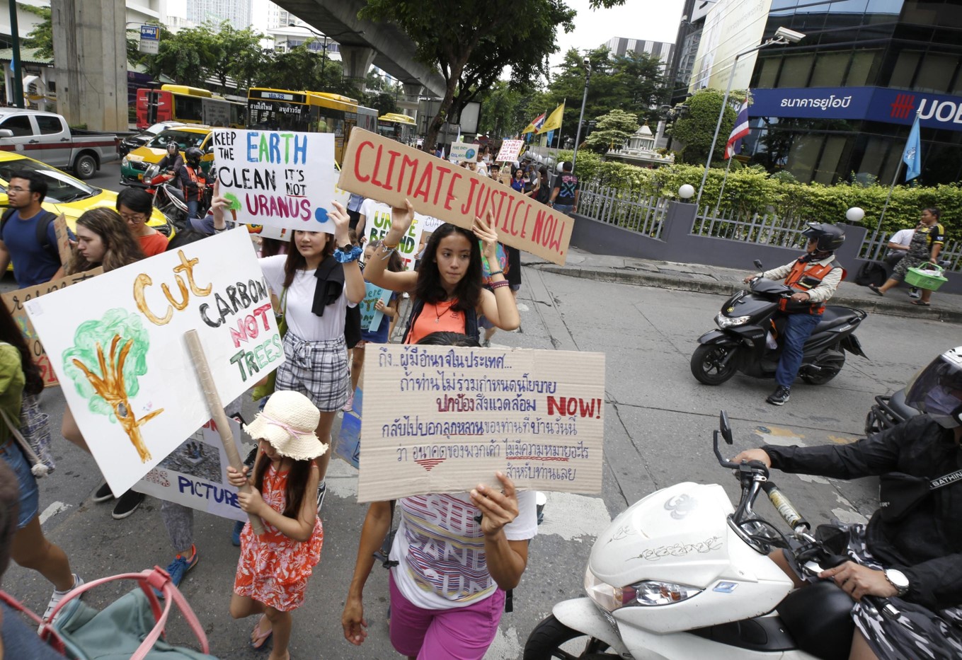 Bambine e ragazze sfilano in Thailandia contro il surriscaldamento globale