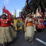 Uomini e donne in abiti tipici australiani protestano contro il cambiamento climatico