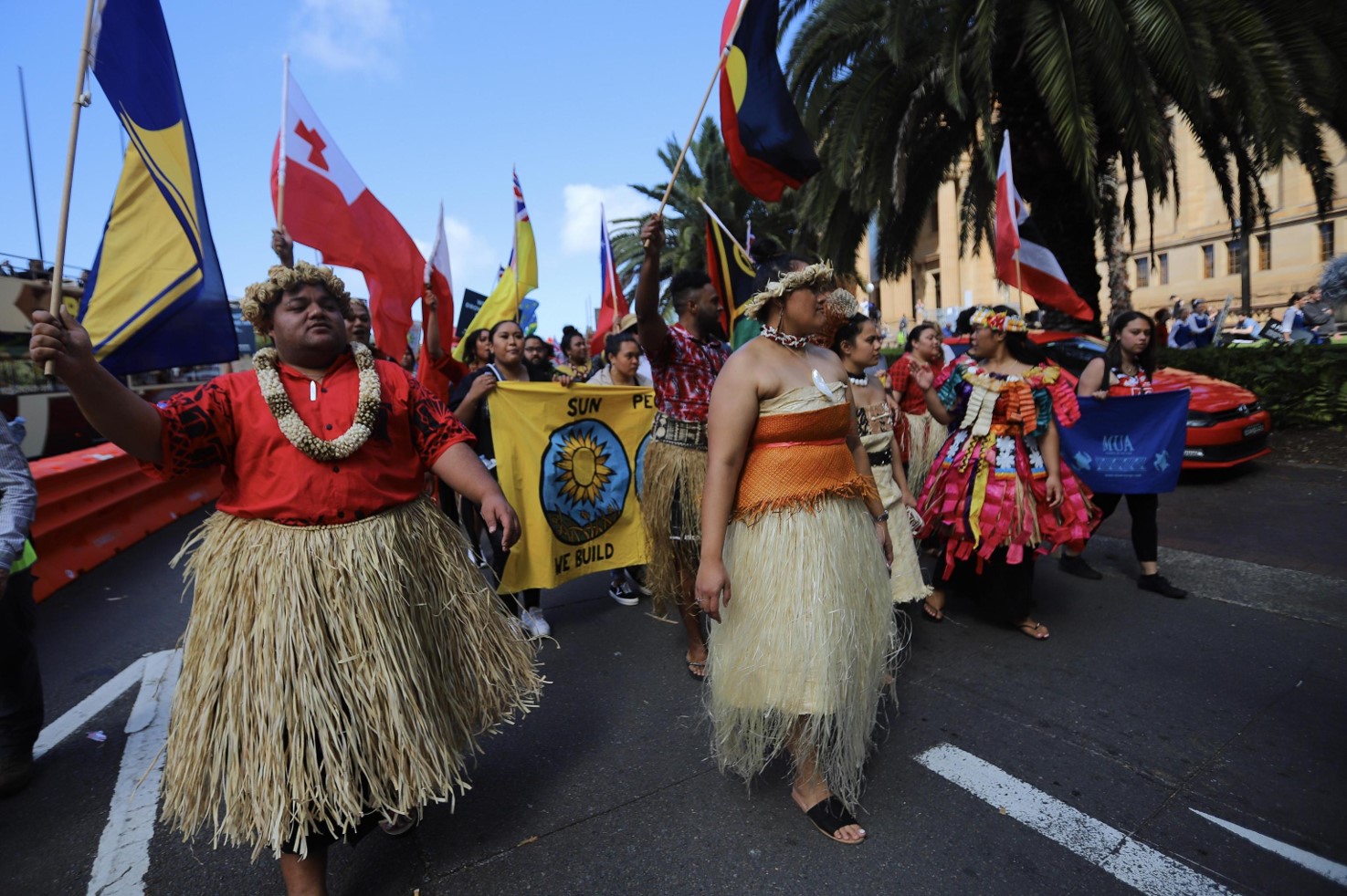 Uomini e donne in abiti tipici australiani protestano contro il cambiamento climatico