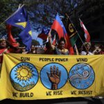 "Sole, persone e vento": le tre parole chiave dello slogan di questi manifestanti australiani