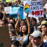 I manifestanti di Sidney mostrano cartelli inequivocabili sul riscaldamento globale in atto