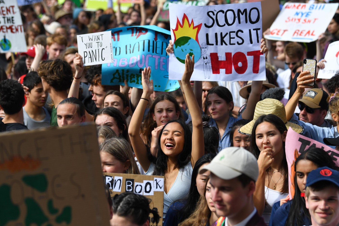 I manifestanti di Sidney mostrano cartelli inequivocabili sul riscaldamento globale in atto