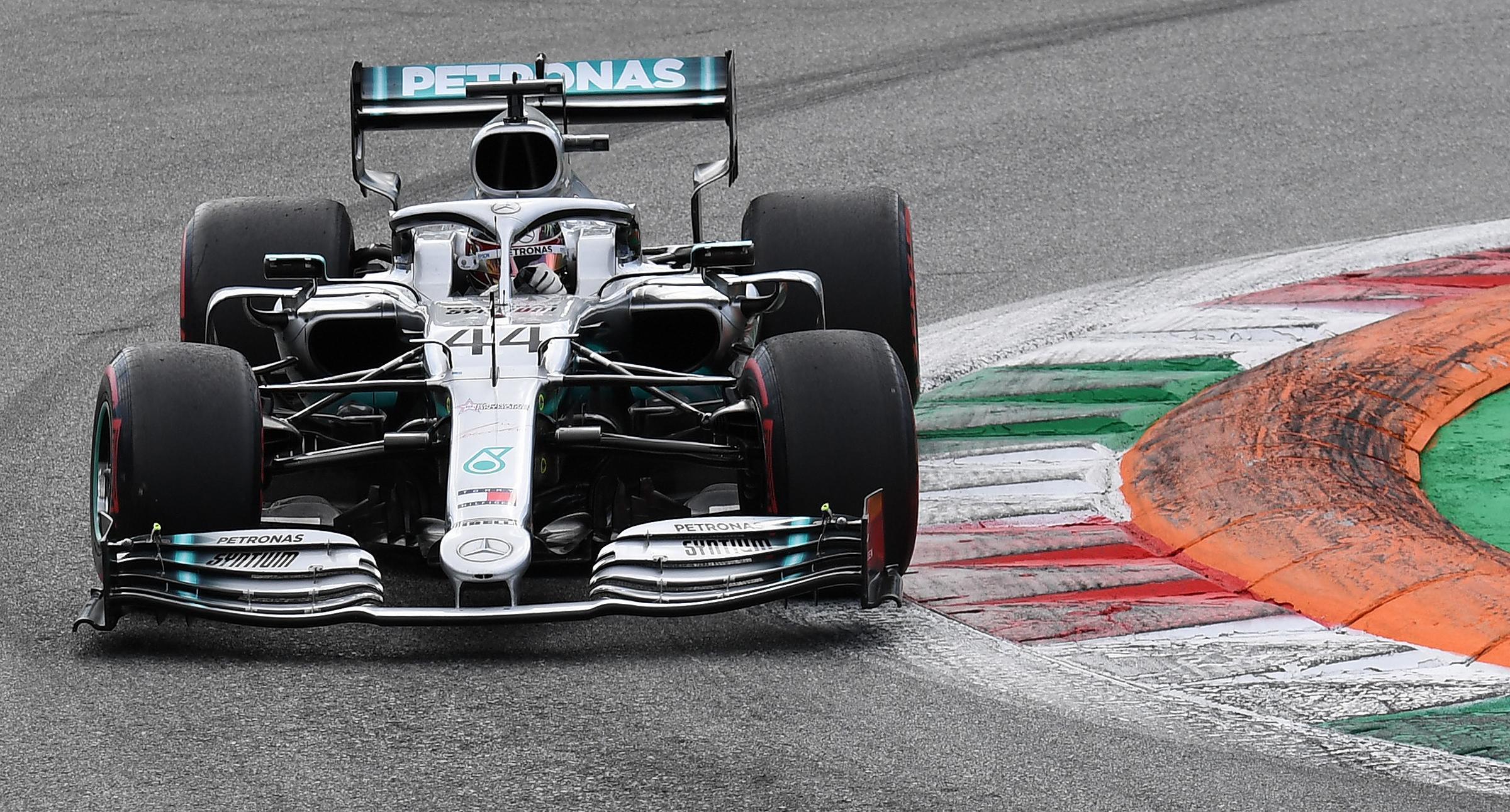 Il britannico Lewis Hamilton della Mercedes in azione durante il Gran Premio d'Italia all'autodromo di Monza Il britannico Lewis Hamilton della Mercedes in azione durante il Gran Premio d'Italia all'autodromo di Monza