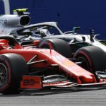Charles Leclerc su Ferrari guida il gruppo davanti a Lewis Hamilton della Mercedes Charles Leclerc su Ferrari guida il gruppo davanti a Lewis Hamilton della Mercedes
