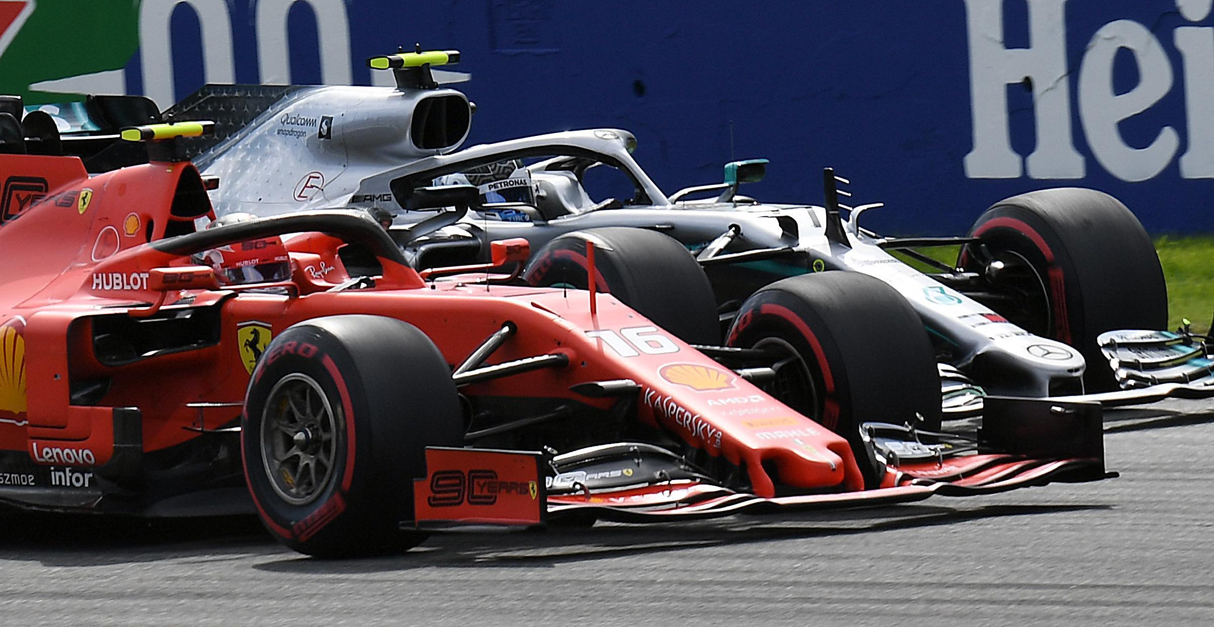 Charles Leclerc su Ferrari guida il gruppo davanti a Lewis Hamilton della Mercedes