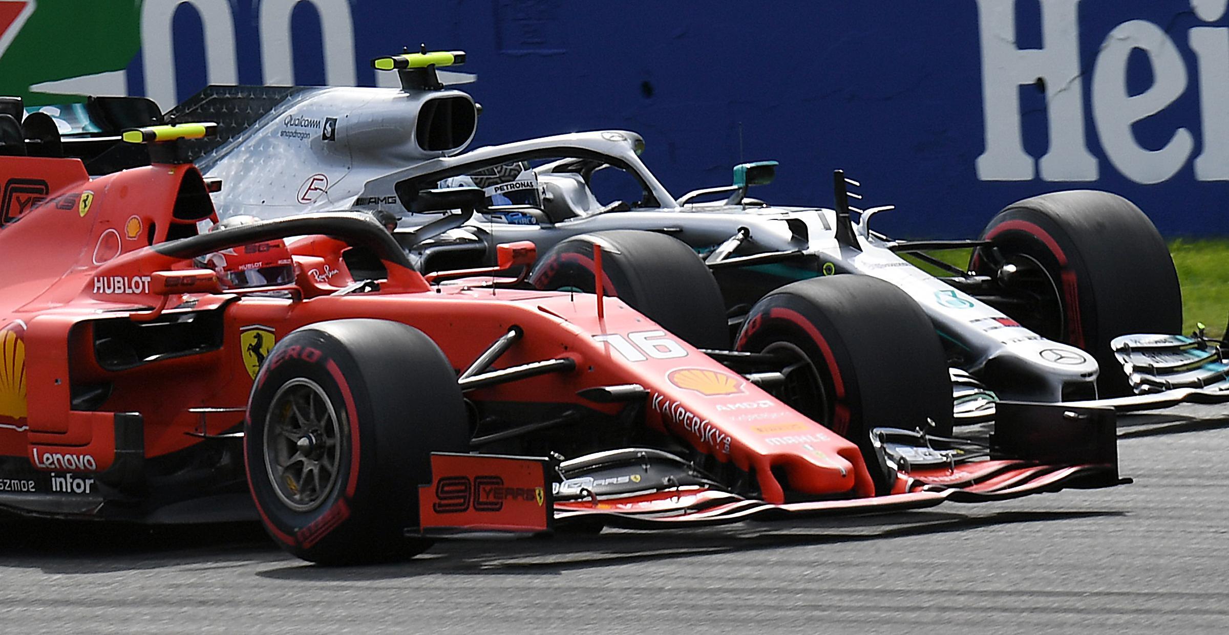 Charles Leclerc su Ferrari guida il gruppo davanti a Lewis Hamilton della Mercedes Charles Leclerc su Ferrari guida il gruppo davanti a Lewis Hamilton della Mercedes