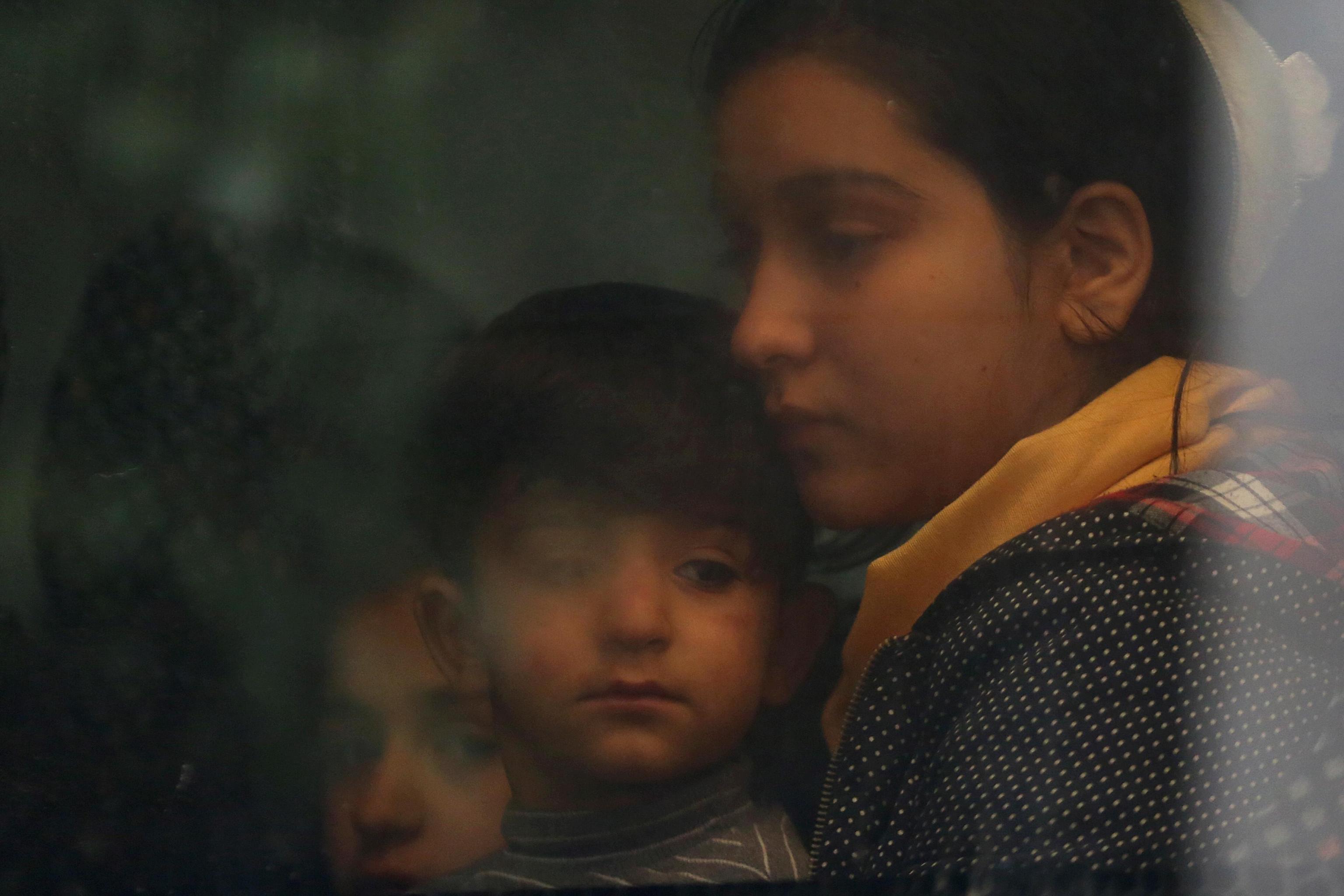 Alcuni bambini guardano attraverso il vetro del pullman