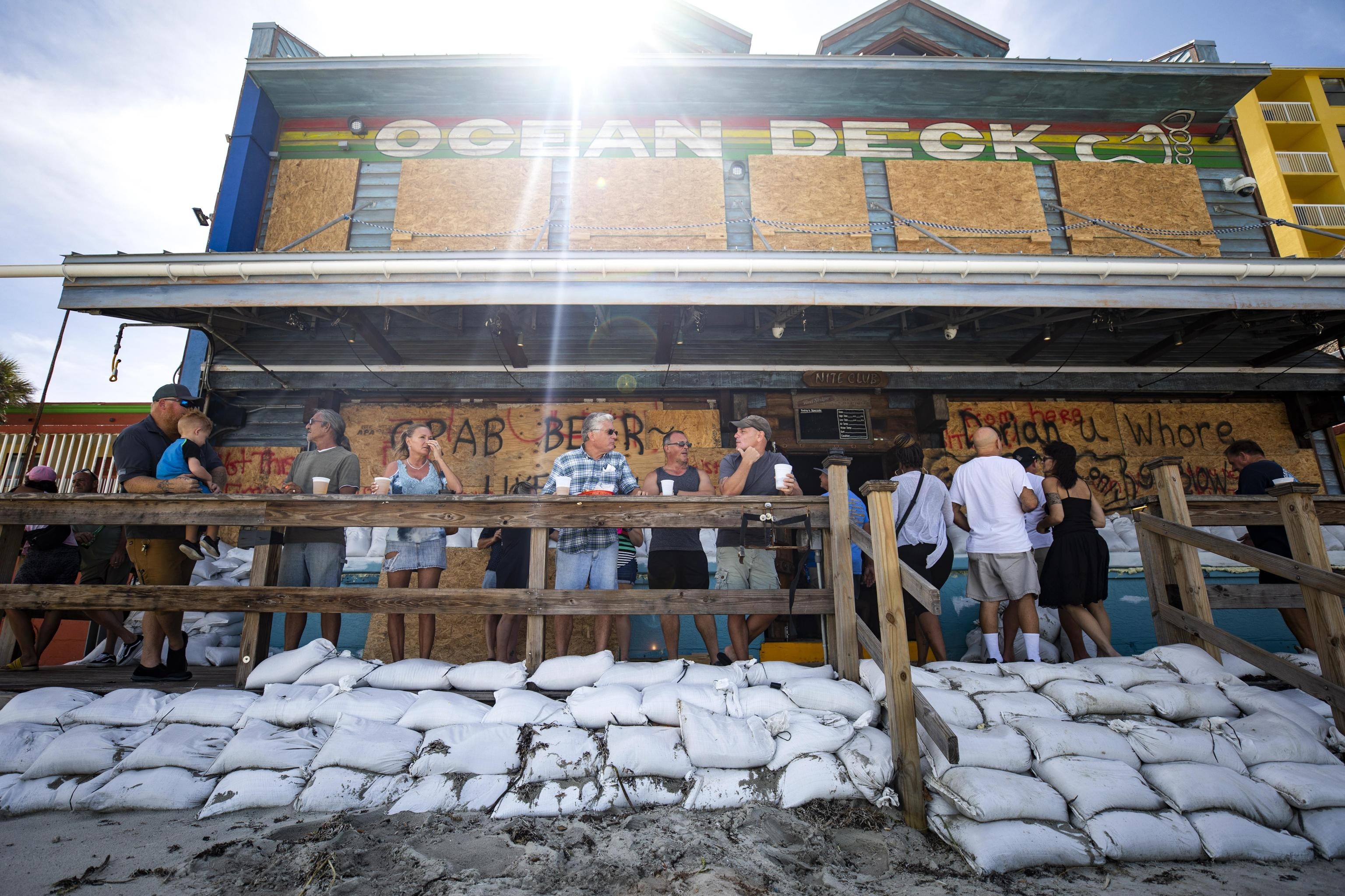 La popolazione di Miami attiva le misure di sicurezza: Dorian raggiungerà la costa orientale della Florida nel pomeriggio, fino a sfiorarla fra stasera e domani La popolazione di Miami attiva le misure di sicurezza: Dorian raggiungerà la costa orientale della Florida nel pomeriggio, fino a sfiorarla fra stasera e domani