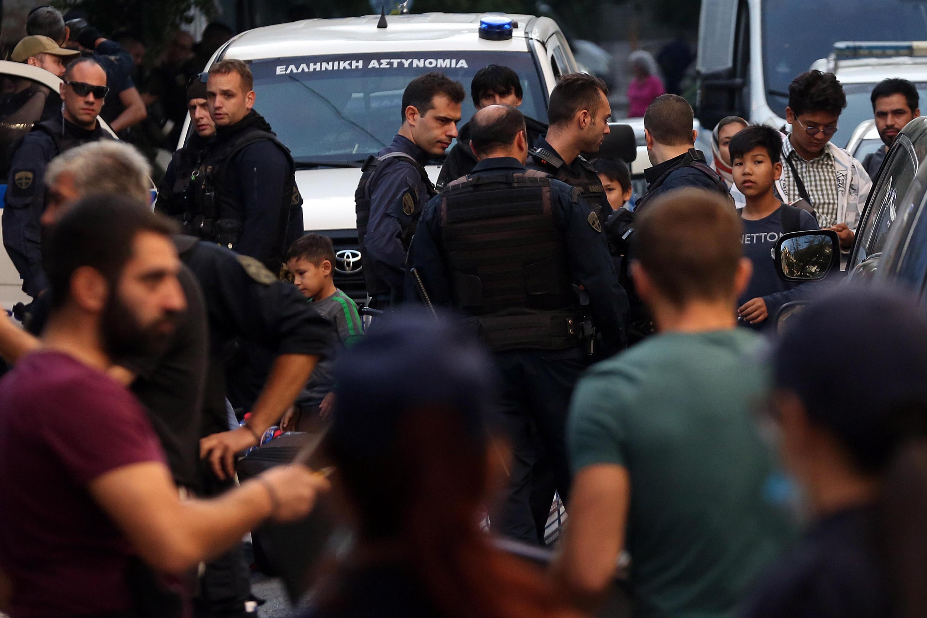 Le operazioni di sgombero condotte dagli agenti di polizia