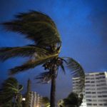 Forti venti muovono le palme all'arrivo dell'uragano Dorian a Freeport, Grand Bahama Forti venti muovono le palme all'arrivo dell'uragano Dorian a Freeport, Grand Bahama