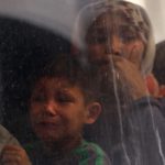 La disperazione di una mamma e del suo bambino durante lo sgombero