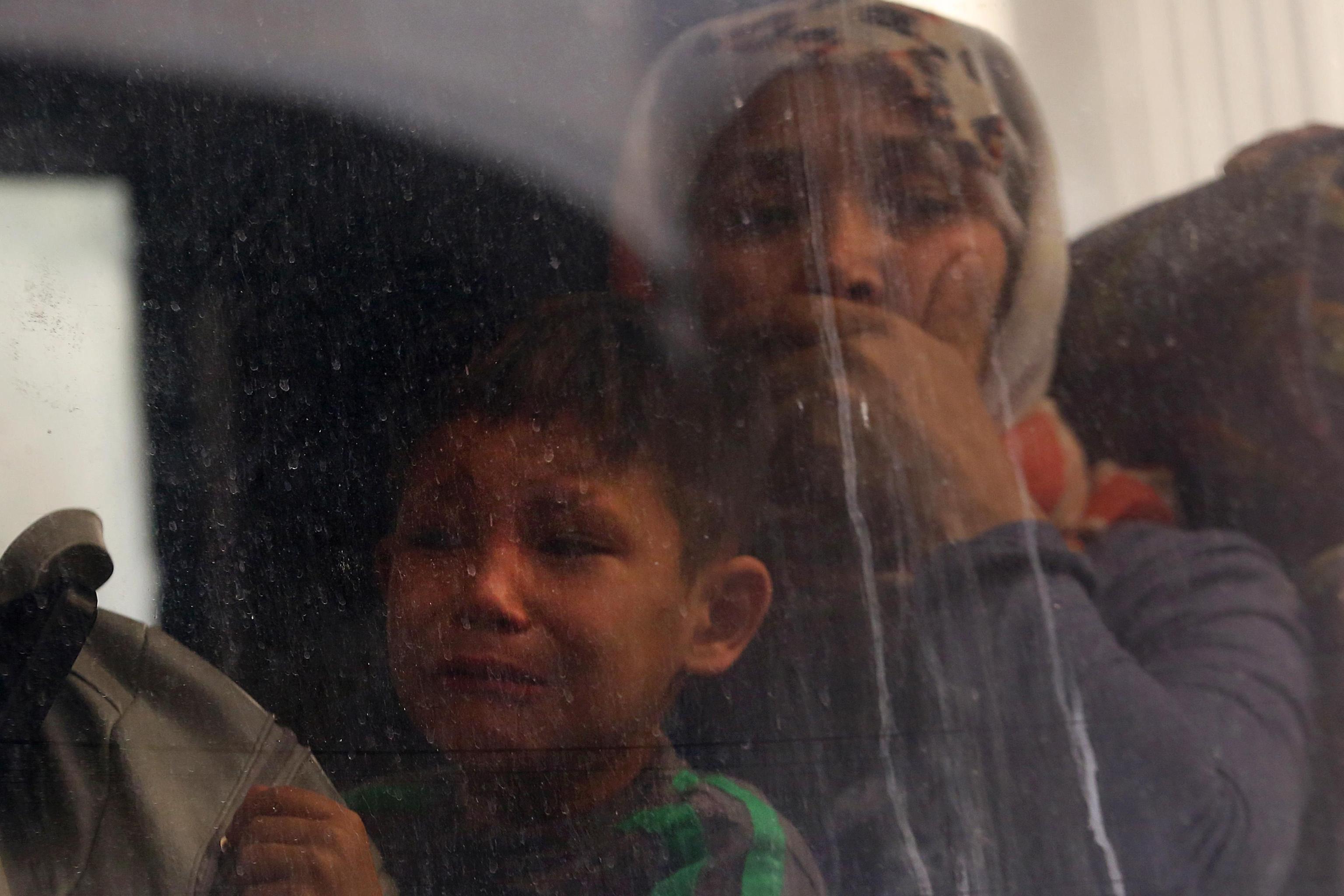 La disperazione di una mamma e del suo bambino durante lo sgombero