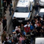 Gli agenti di polizia conducono i rifugiati sui pullman