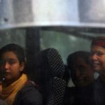 Una famiglia di rifugiati appena sgomberata dalla propria abitazione