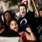 I manifestanti anti-Trump gridano mentre aspettano l'arrivo del presidente Donald Trump di fronte al Beverly Hills Hotel di Los Angeles