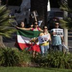 La spinosa questione iraniana emerge anche sui cartelloni di protesta di alcuni manifestanti