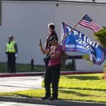 Presenti anche i supporter ad accogliere il presidente Usa a Los Angeles