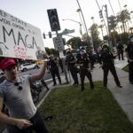 I due fronti pro e contro Trump manifestano sotto l'occhio vigile delle forze dell'ordine