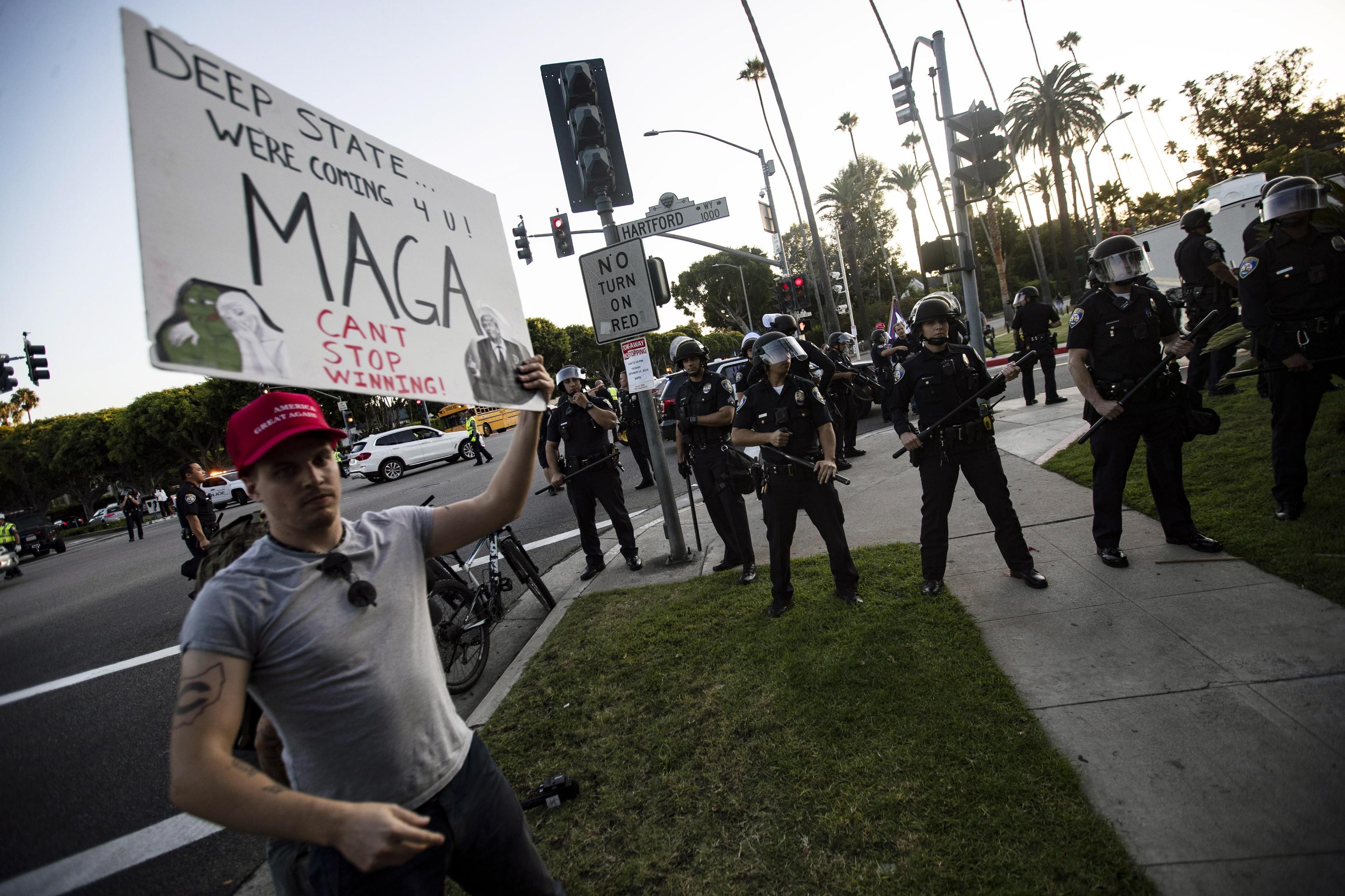 I due fronti pro e contro Trump manifestano sotto l'occhio vigile delle forze dell'ordine