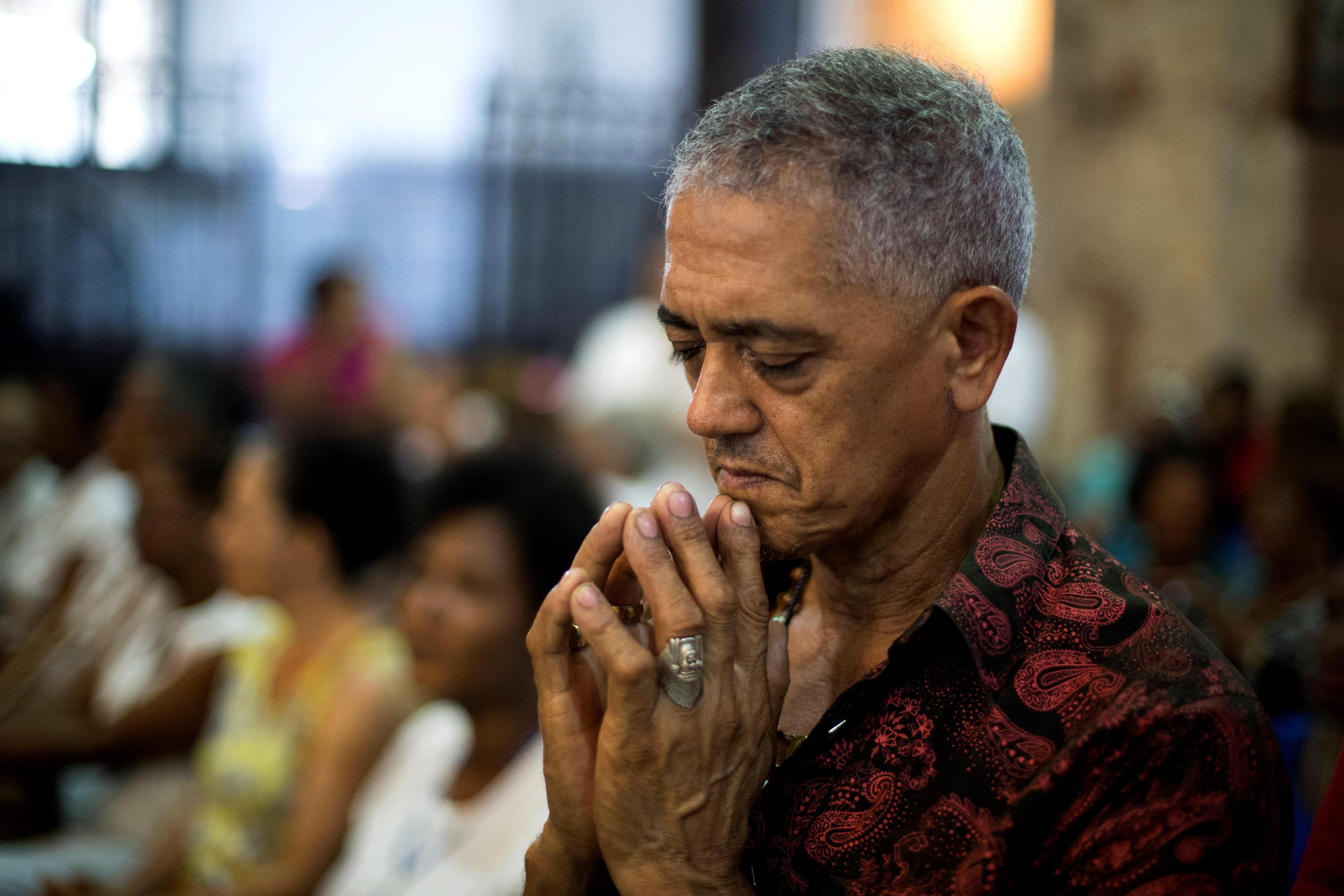 I fedeli in preghiera celebrano la giornata della protettrice