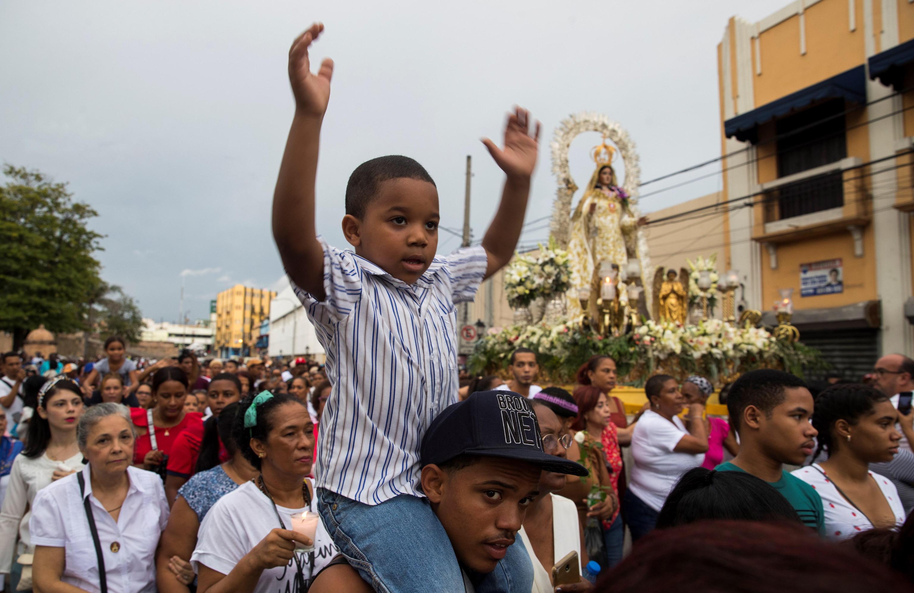 Un bambino domenicano celebra la festa della Nostra Signora della Mercede