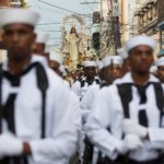 La statua della Vergine viene trainata da alcuni uomini del posto