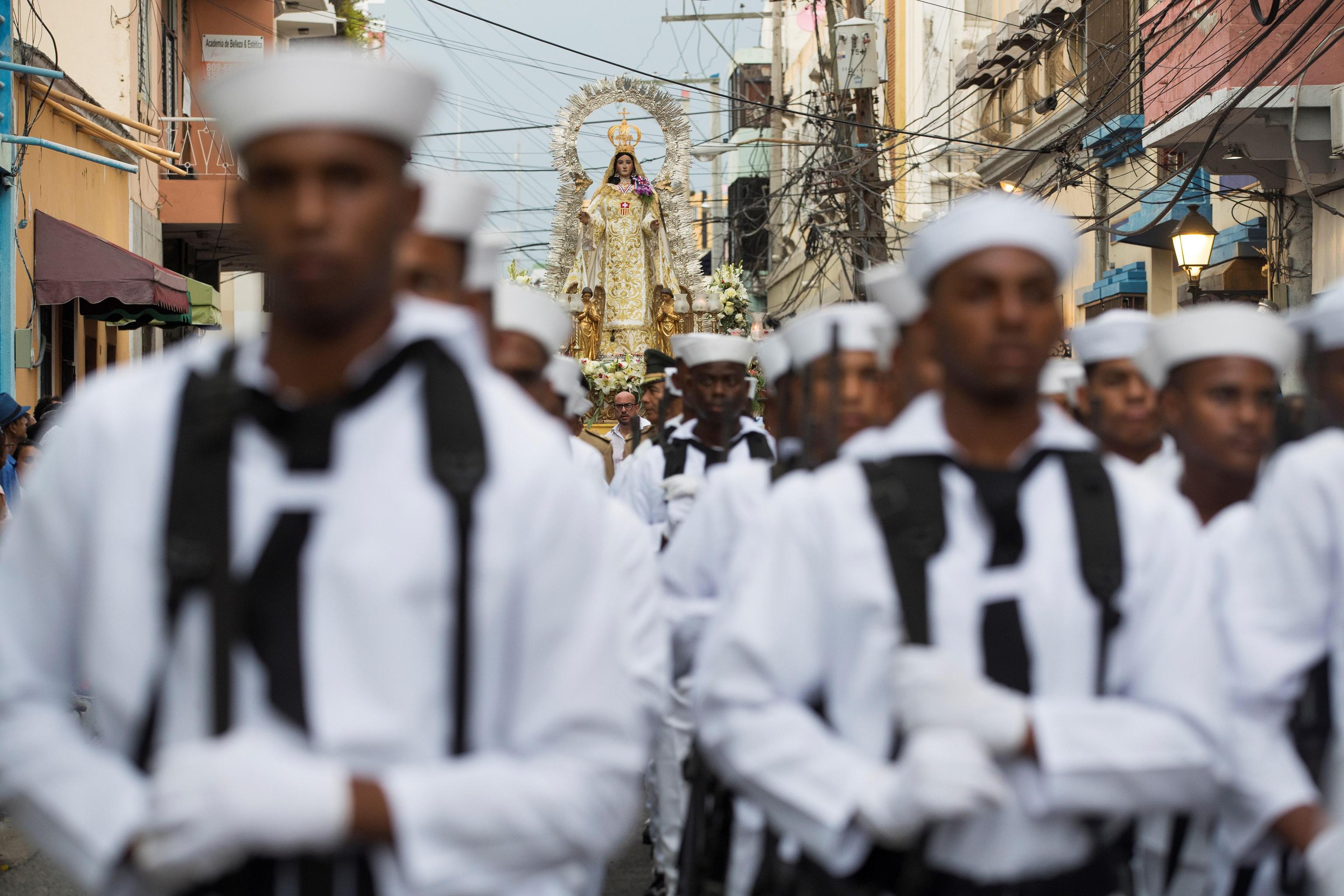 La statua della Vergine viene trainata da alcuni uomini del posto