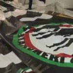 Fermo immagine che rivela una bandiera della Juventus. Gli arresti sono stati 12 Fermo immagine che rivela una bandiera della Juventus. Gli arresti sono stati 12