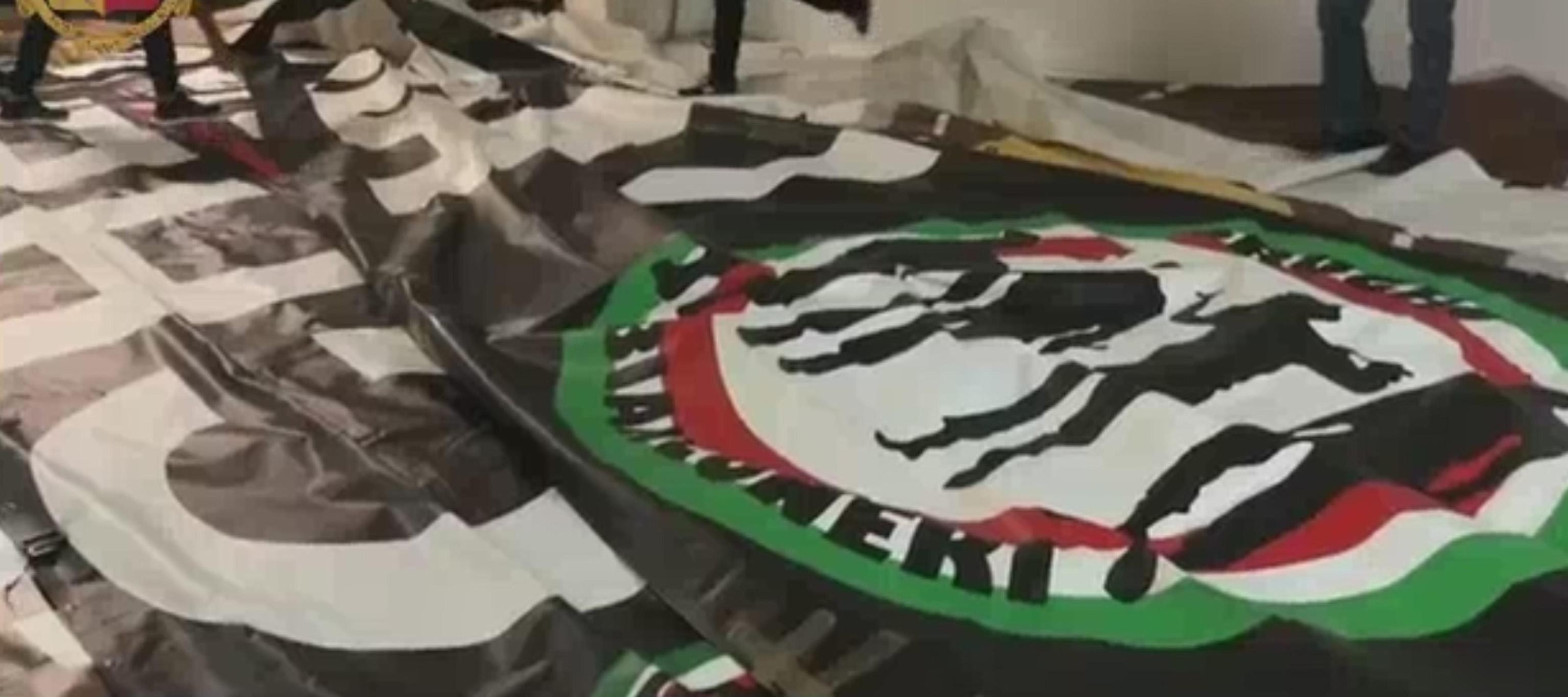Fermo immagine che rivela una bandiera della Juventus. Gli arresti sono stati 12 Fermo immagine che rivela una bandiera della Juventus. Gli arresti sono stati 12