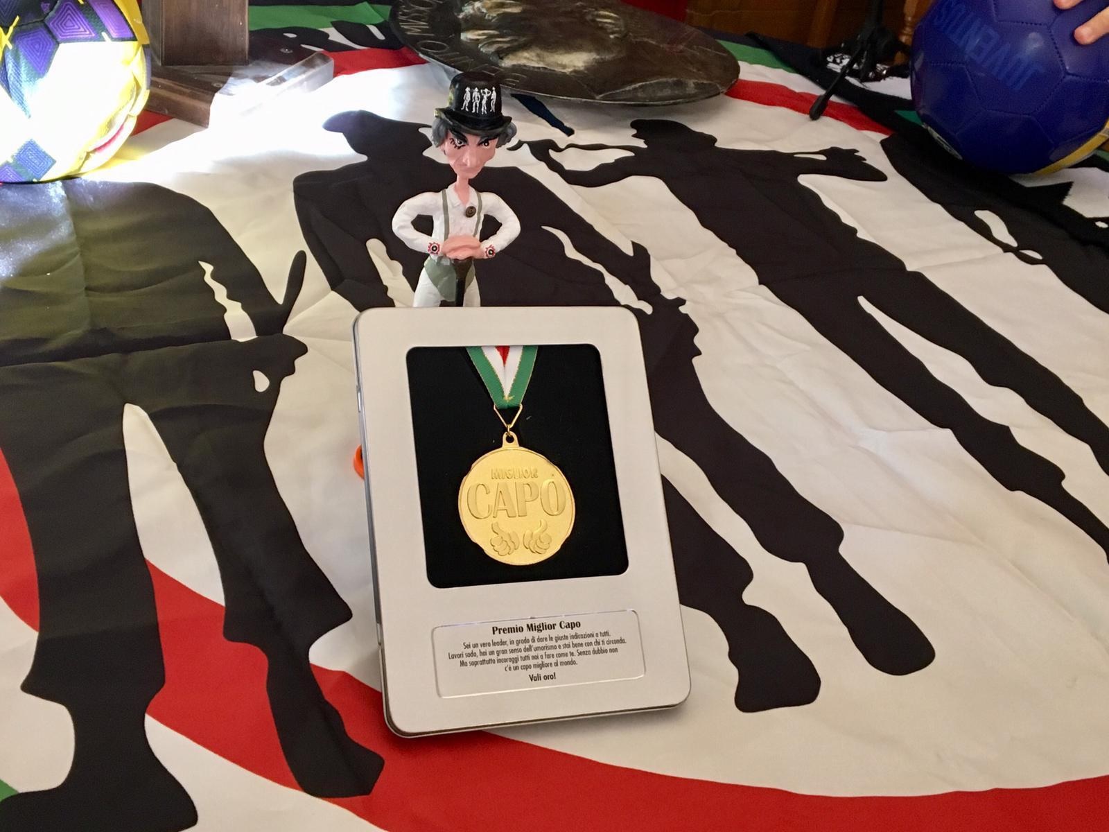 Tra gli oggetti sequestrati anche la medaglia come miglior capo ultras Tra gli oggetti sequestrati anche la medaglia come miglior capo ultras