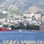 La nave Ocean Viking entra nel porto di Messina con 182 migranti a bordo