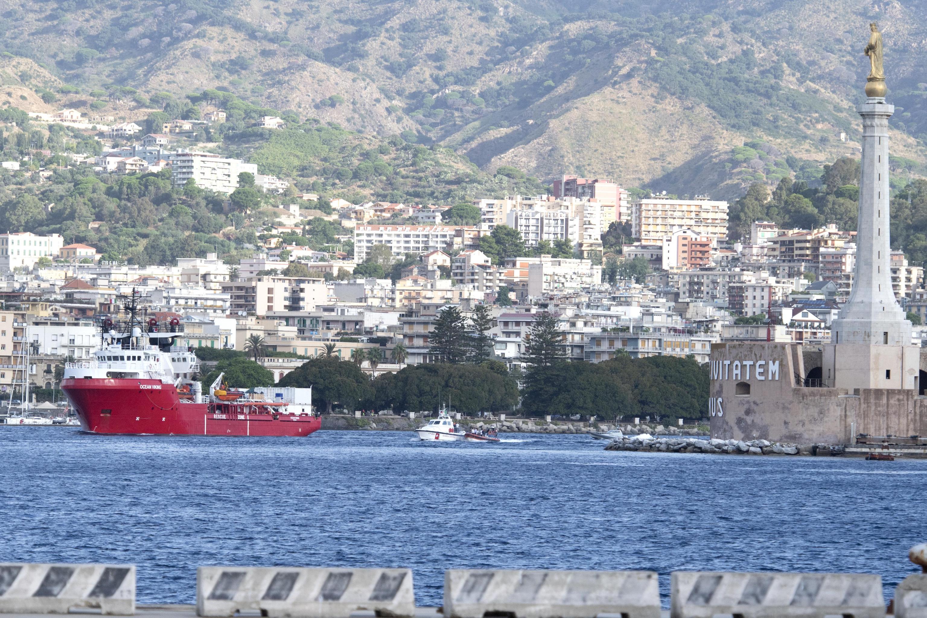 La nave Ocean Viking entra nel porto di Messina con 182 migranti a bordo