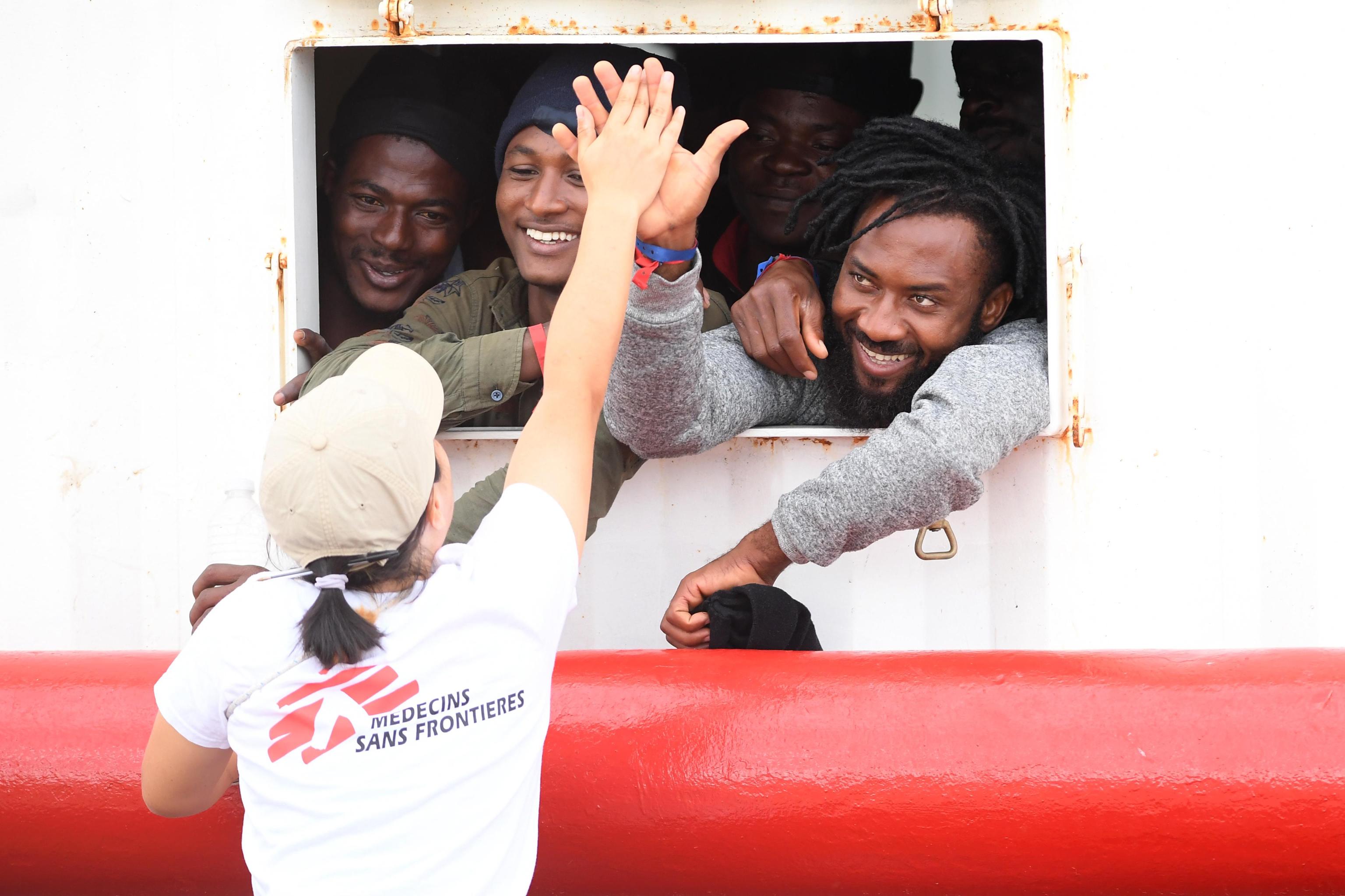 I migranti gioiscono per essere arrivati in Sicilia dopo più di una settimana in mare