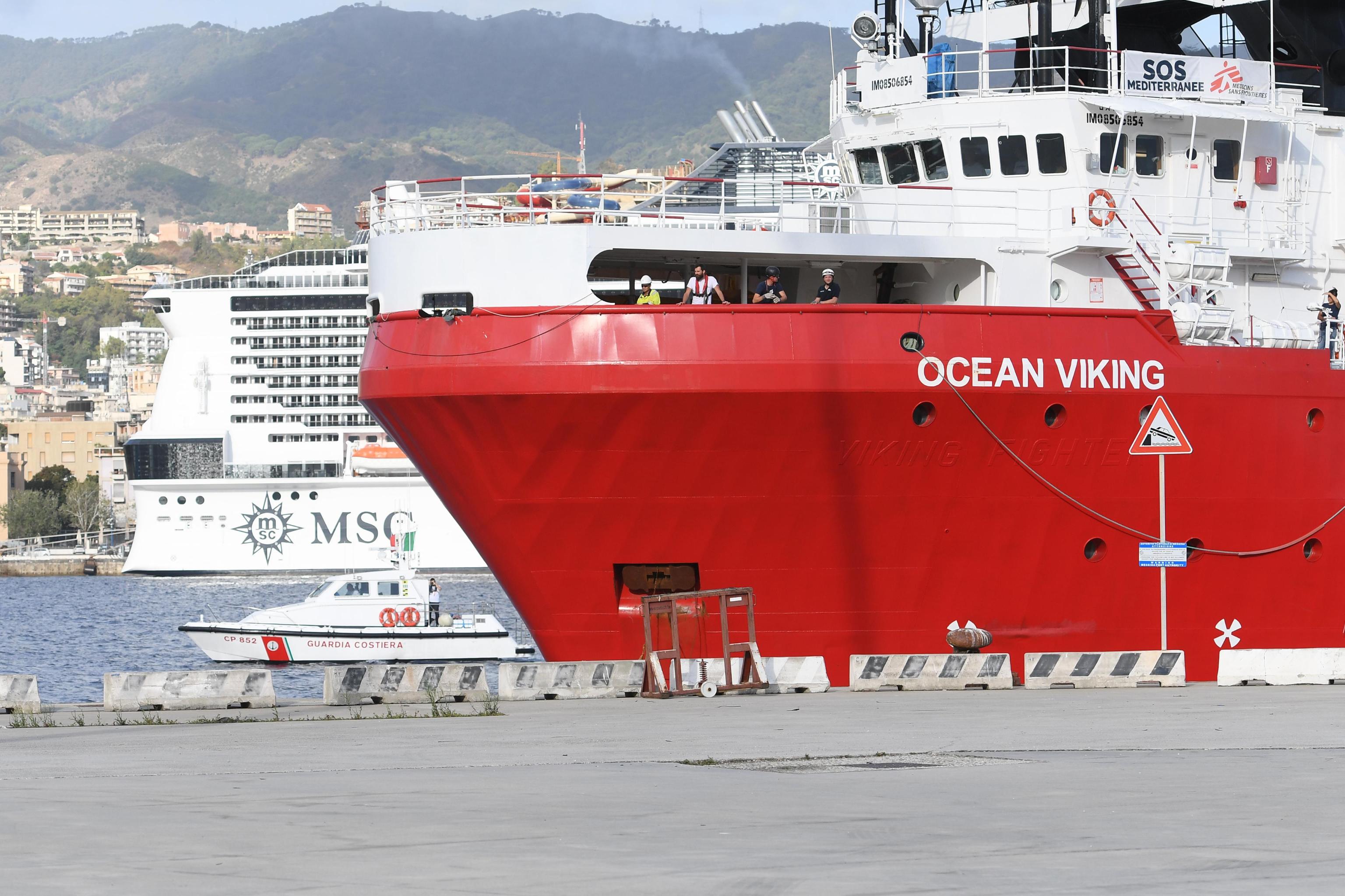 La nave di Sos Mediterranee attracca alla banchina Norimberga del porto di Messina