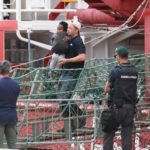 Lo sbarco dei 182 migranti è iniziato. I primi a scendere sono i bambini