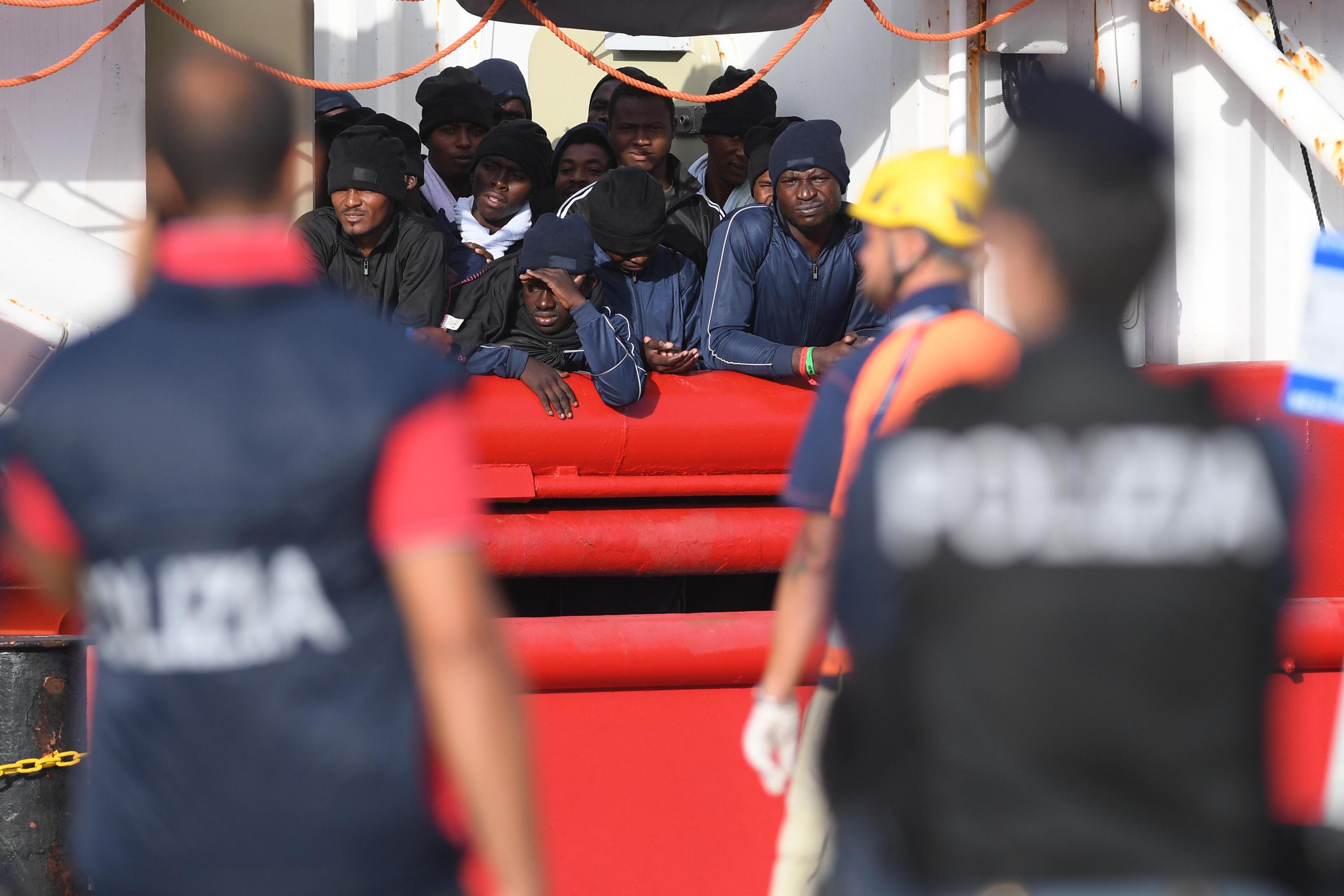 A bordo della nave 182 profghi, di cui molte donne e 14 bambini, il più piccolo di otto anni