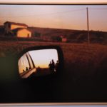 Contadini ritratti in uno specchietto retrovisore a Borgo Segezia, Foggia