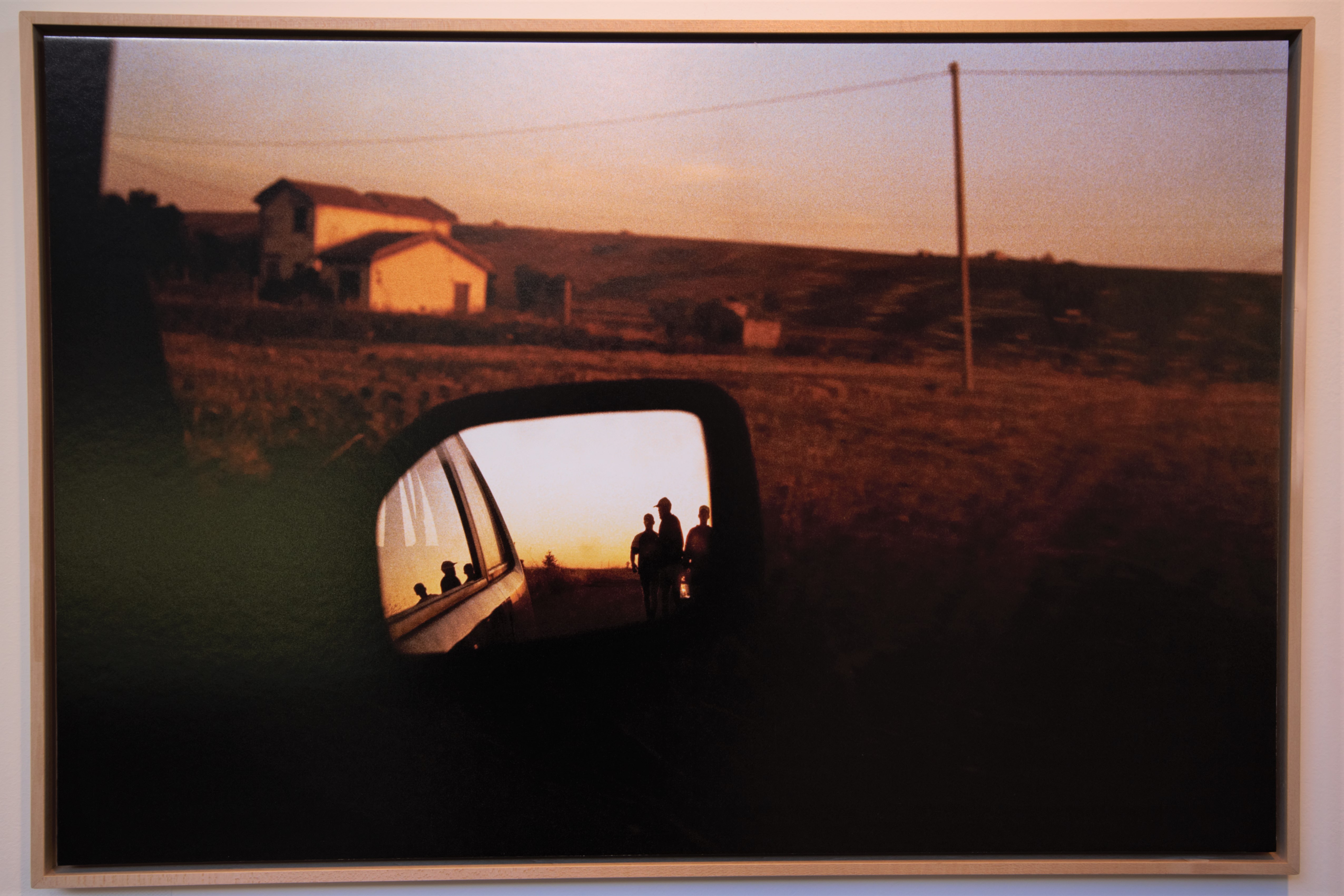 Contadini ritratti in uno specchietto retrovisore a Borgo Segezia, Foggia